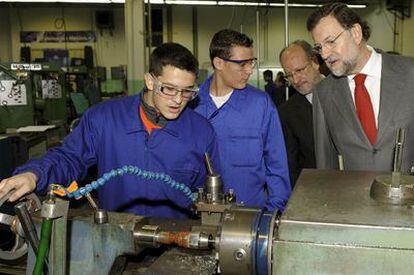 Mariano Rajoy, ayer, durante una visita a un centro de formación profesional de Valladolid.