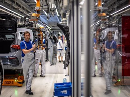 Empleados en la línea de montaje de la fábrica de coches eléctricos de Volkswagen en Zwickau (Alemania).