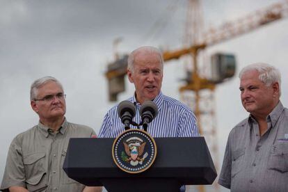 Biden, en una visita a la zona de expansi&oacute;n del Canal de Panam&aacute;.