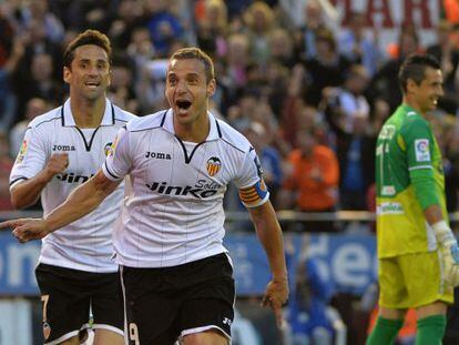 Soldado y Jonas celebran el gol de la victoria.