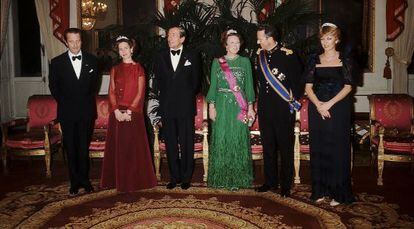 Beatriz de Holanda, con el traje verde, en Bélgica, en 1981.