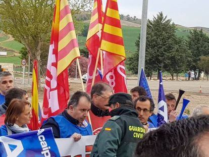 Imagen de la concentración de los funcionarios de prisiones ante la cárcel de Daroca (Zaragoza) poco antes de los incidentes.