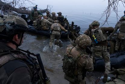 Ukrainian soldiers prepare for a landing on the Dnieper, on October 15.