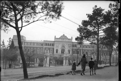 El Instituto Nacional de Higiene Alfonso XIII estaba ubicado en un palacio neobarroco en la Ciudad Universitaria. Creado en 1911, su director fue el premio Nobel de Medicina Santiago Ramón y Cajal.