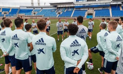 El entrenador de la selección española de fútbol, Luis Enrique, en el centro, habla a los jugadores durante un entrenamiento en San Petersburgo.