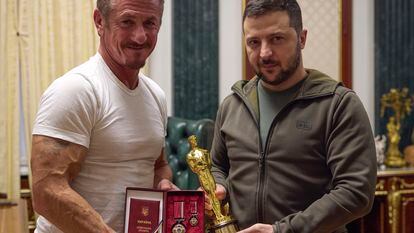 El actor Sean Penn, junto a Zelenski, durante su encuentro en Kiev, este 8 de noviembre de 2022.