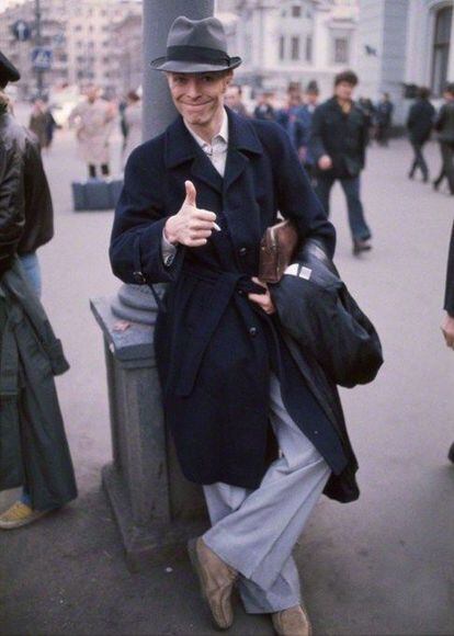 El cantante David Bowie portando unas botas Clarks Wallabees.