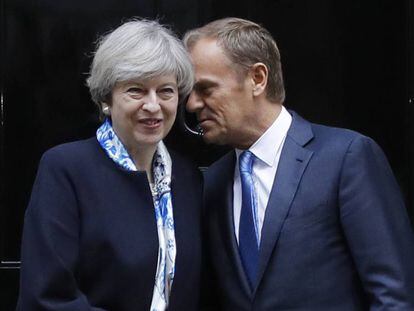 La primera ministra brit&aacute;nica, Theresa May, recibe al presidente del Consejo Europeo Donald, el pasado 6 de abril.