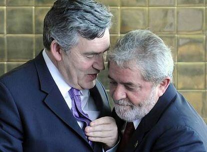 El primer ministro británico, Gordon Brown, habla con el mandatario brasileño, Luiz Inácio Lula da Silva, durante su visita a Brasilia