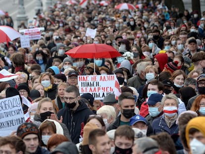 Estudiantes y pensionistas protestan contra Lukashenko este lunes en Minsk.