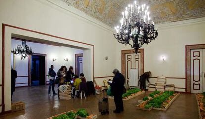 Socios de la cooperativa Frutafeia recogen sus pedidos en el Ateneo de Lisboa.