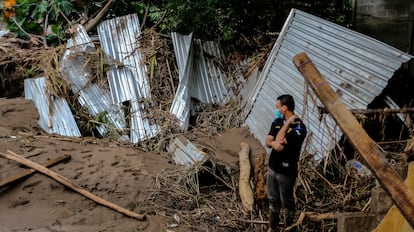 Un hombre mira los destrozos en su casa que se inundó por el desbordamiento del río Chamelecón, cerca de San Pedro Sula en Honduras, el 20 de noviembre tras el paso de Iota.