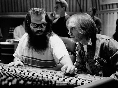 Rick Rubin, a la izquierda, trabaja con Tom Petty en el estudio durante las sesiones de 'Wildflowers'.