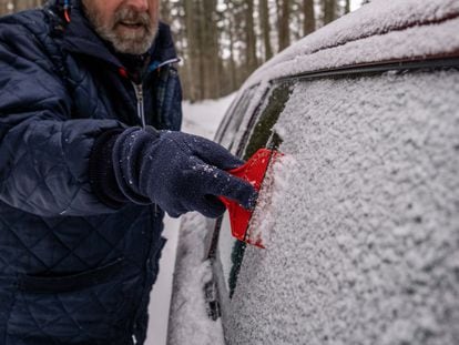 En invierno hay una serie de artículos que conviene llevar en el coche para sortear imprevistos.