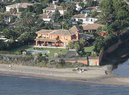 La recuperación de la zona de tránsito en la playa del Alicate afecta a la casa de Antonio Banderas en Marbella.