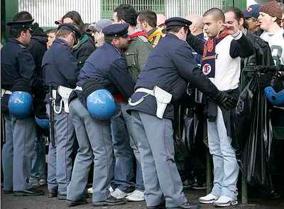 Varios policías cachean el pasado domingo a aficionados antes del partido Roma-Parma.