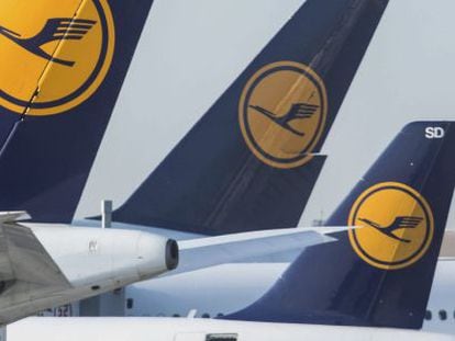 Varios aviones de Lufthansa permanecen aparcados en el aeropuerto de Frankfurt.