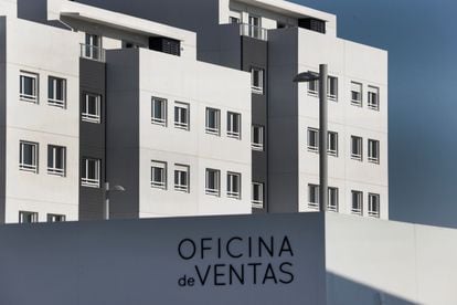 Vista de varios bloques de viviendas en venta este martes en el barrio madrileño de El Cañaveral.
