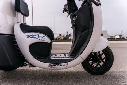 The Scoobic company designs small electric and hydrogen vehicles for agile and non-polluting delivery.  This is one of them. 