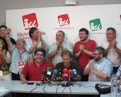 El líder de IU en Extremadura, Pedro Escobar (en el centro), junto a miembros de su partido