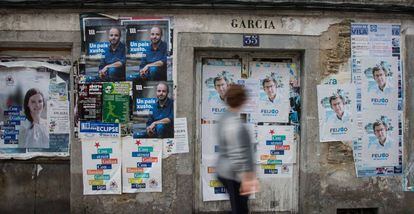 Carteles electorales sobre la pared de una vivienda en Villalba (Lugo).