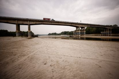 Imagen que muestra el cauce seco del río Po a su paso por Boretto (Italia) a finales de junio.