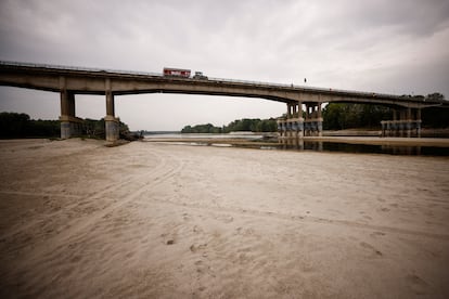 Immagine che mostra il letto asciutto del fiume Po che passa per Boretto (Italia) a fine giugno.