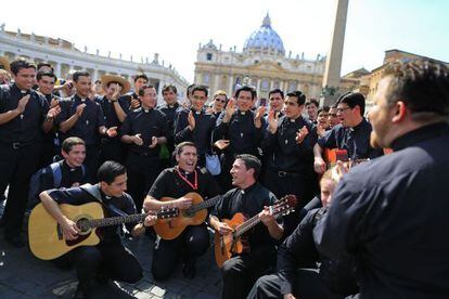 Un grupo de j&oacute;venes religiosos, en la plaza de San Pedro de Roma.