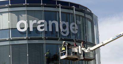 Logotipo de Orange en la sede en Suiza del grupo
