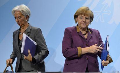 Christine Lagarde, directora gerente del FMI,, a la izquierda, con la canciller alemana Angela Merkel, en un encuentro en Berlín, en octubre de 2012.