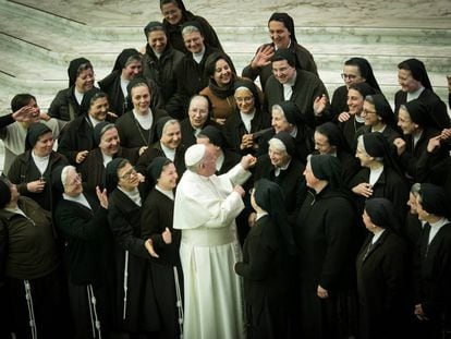 El papa Francisco saluda a un grupo de monjas en una audiencia en el Vaticano el pasado 15 de enero.