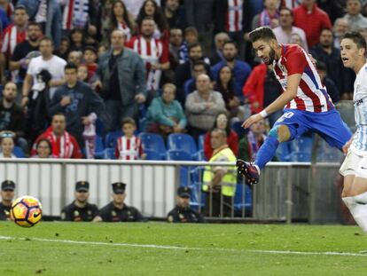 Carrasco dispara para hacer su segundo gol ante el M&aacute;laga. 