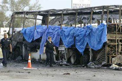 Miembros del equipo de emergencias inspeccionan el autobús incendiado en el que murieron 24 personas cuando estaban siendo evacuadas de Houston.