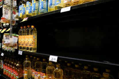 Un expositor casi vacío de botellas de aceite de girasol en un supermercado de Madrid, el 8 de marzo.