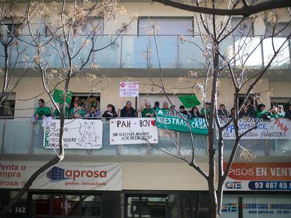 Piso de la Sareb en Barcelona ocupado por la PAH el año pasado.