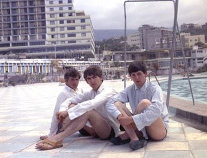 De izquierda a derecha, Ringo Starr, George Harrison y Paul McCartney, en Puerto de la Cruz (1963).