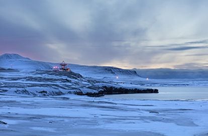 Base científica de Ny-Alesund, en el archipiélago noruego de las Svalbard, al fondo de la imagen puede verse el sistema de antenas destinado a estudios geodésicos.