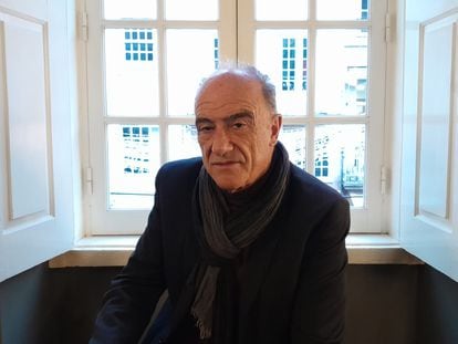 El fotógrafo Alfredo Cunha, en el café 'A Brasileira' de Braga, el 31 de diciembre de 2022.