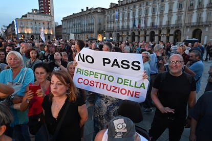Protesta contra el certificado sanitario en la plaza Castello de Turín, este jueves.