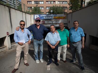 Cinco de los usuarios del parking Sinaí, en el centro de Sevilla.