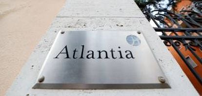 Logo de Atlantia en su sede en Roma, Italia.