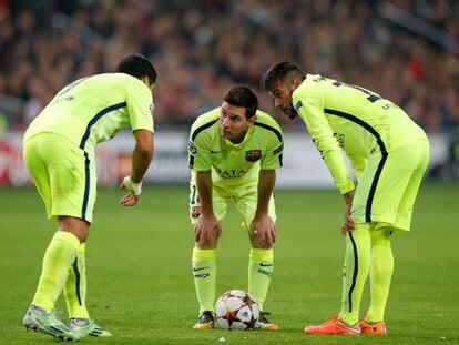 Messi conversa con Luis Su&aacute;rez y Neymar durante el partido frente al Ajax.