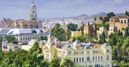 El Ayuntamiento de M&aacute;laga, con la catedral a la izquierda y la alcazaba a la derecha. 