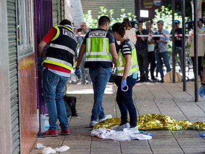 Policías nacionales, ante una mujer asesinada el 10 de septiembre de 2018 en Villaverde.