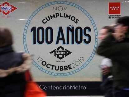 Cartel conmemorativo por los 100 años del Metro de Madrid.