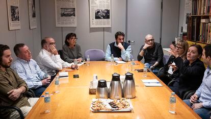 La directora de EL PAÍS, Pepa Bueno, conversa con un grupo de lectores en Barcelona.