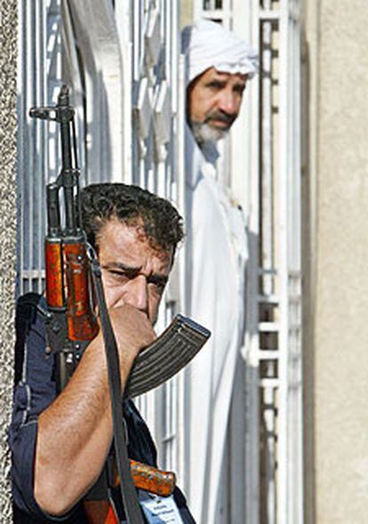 Un guardia vigila una de las principales mezquitas de Bagdad.
