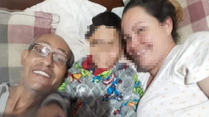 Gabriel González, su hijo Gabriel Esteban y Consuelo Rodríguez, la madre del niño, en una imagen compartida en sus redes sociales.
