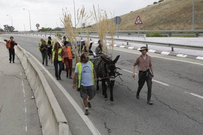 Los artistas entran a Madrid por la carretera M-301, este sábado. 
