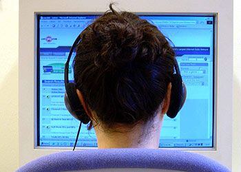 Una internauta oye la radio desde el ordenador.